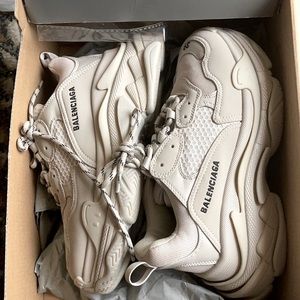 BALENCIAGAS TRIPLE S color BEIGE